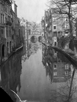 816687 Gezicht op de Oudegracht te Utrecht, vanaf de Gaardbrug, met links de achterzijdes van de panden aan de ...